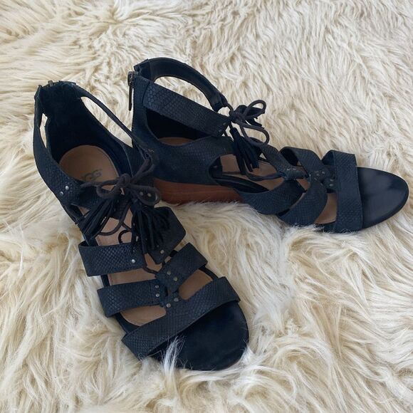 UGG Yasmin Snake Wedged Black Leather Sandals Sz 7.5 Fringes Shoelaces Boho - Picture 12 of 12